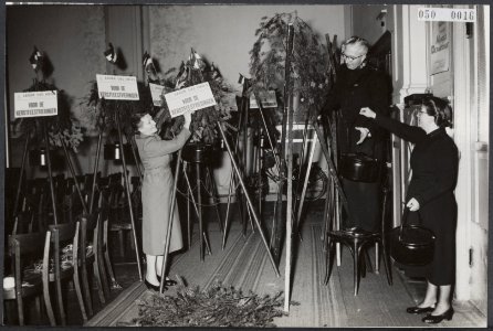 Kerstpotten van het Leger des Heils worden in gereedheid gebracht, Bestanddeelnr 050-0016