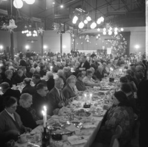 Kerstdiner in Tivoli voor bejaarden aangeboden door het Utrechts Leger des Heils, Bestanddeelnr 915-8693