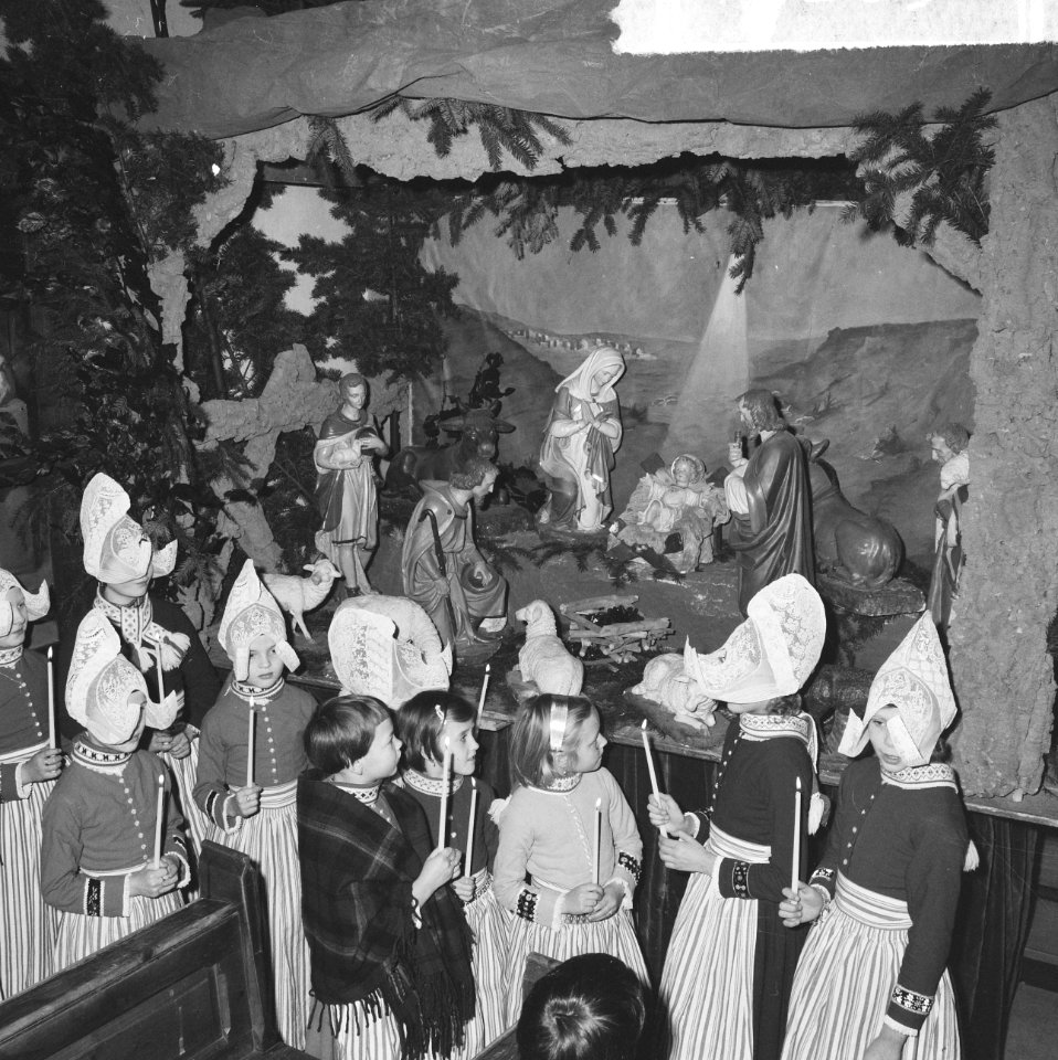 Kerstmis in Volendam, kinderen in de Vincentiuskerk kijken naar kerstkribbe, Bestanddeelnr 917-2638