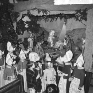 Kerstmis in Volendam, kinderen in de Vincentiuskerk kijken naar kerstkribbe, Bestanddeelnr 917-2638