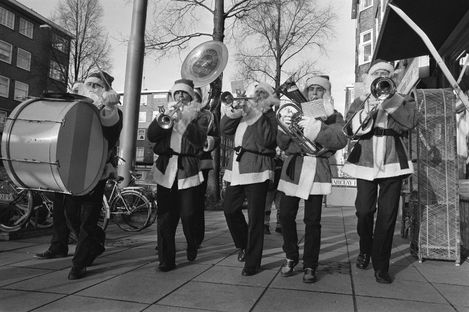 Kerstmannenmuziekbanje in Amsterdamse winkelbuurt, Bestanddeelnr 933-8496