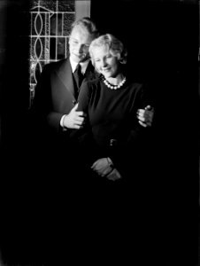 Kerstmis een echtpaar. Model Eva Waldschmidt poseert met model Grummels bij een, Bestanddeelnr 189-0905