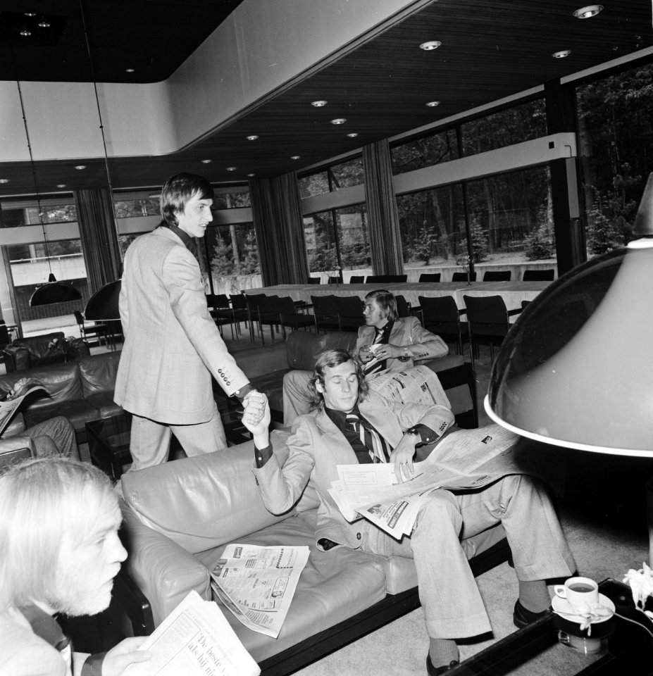Kernploeg Nederlands elftal bijeen in Zeist in KNVB sportcentrum Cruijff (l) en, Bestanddeelnr 927-2076