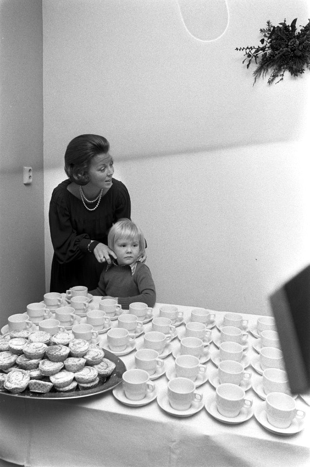 Kerstsfeer Koninklijke familie te Uddel, Beatrix en Willem Alexander bij kopjes, Bestanddeelnr 925-2593