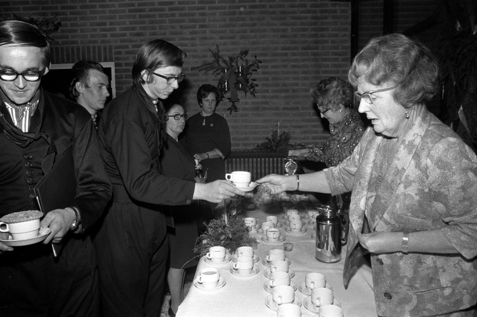 Kerstsfeer bij de koninklijke familie te Uddel, koningin Juliana deelt chocolad…, Bestanddeelnr 925-2600