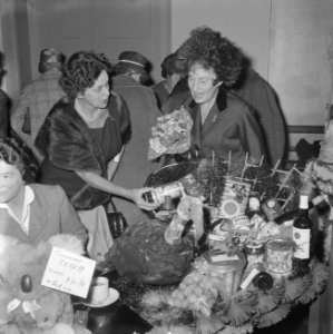 Kerstbazar geopend in Den Haag door Lady Noble, echtgenote van de Britse Ambassa, Bestanddeelnr 914-4940