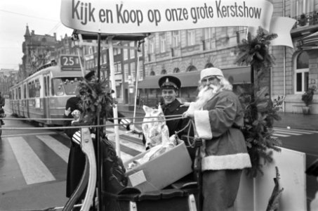 Kerstbloemetje voor verkeersagent op hoek Prins Hendrikkade en Damrak, Bestanddeelnr 920-9403