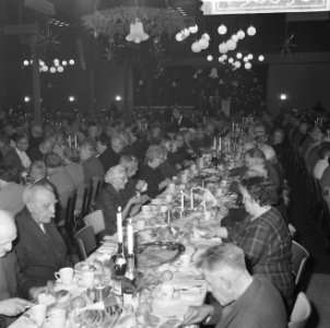 Kerstdiner in Tivoli voor bejaarden aangeboden door het Utrechts Leger des Heils, Bestanddeelnr 915-8690