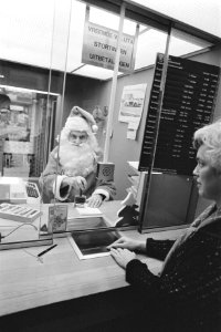 Kerstman achter loket gemeentegiro in Amsterdam, Bestanddeelnr 932-8185