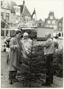 Kerstbomenverkoop op de Grote Markt. NL-HlmNHA 54016767 01