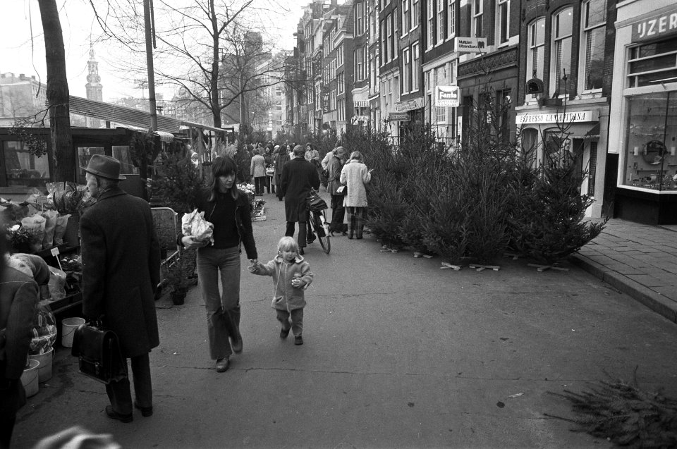 Kerstbomen kopen op bloemsingel te Amsterdam, Bestanddeelnr 926-1158
