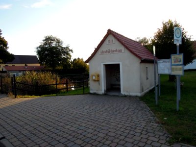 Kerzendorfer Bushaltestelle -Altes Spritzenhaus- nebst Dorfteich Ende September 2020