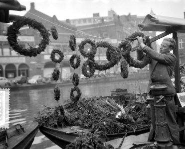 Kerstbomenmarkt op Singel te Amsterdam, kerstkransen, Bestanddeelnr 910-8549
