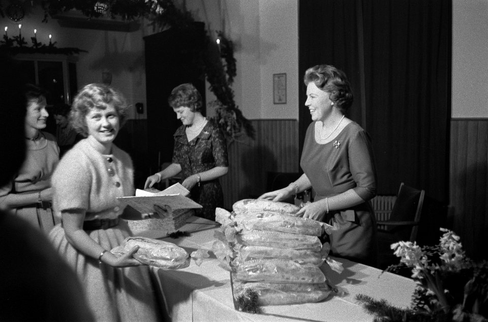 Kerstviering door Koninklijke familie met personeel, Prinses Beatrix en Prinses , Bestanddeelnr 911-8994