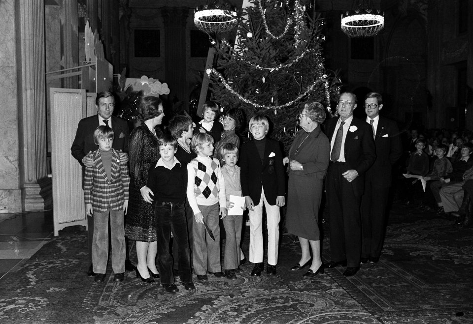 Kerstviering Koninklijke Familie en personeel in Paleis op de Dam in Amsterdam, Bestanddeelnr 930-5994