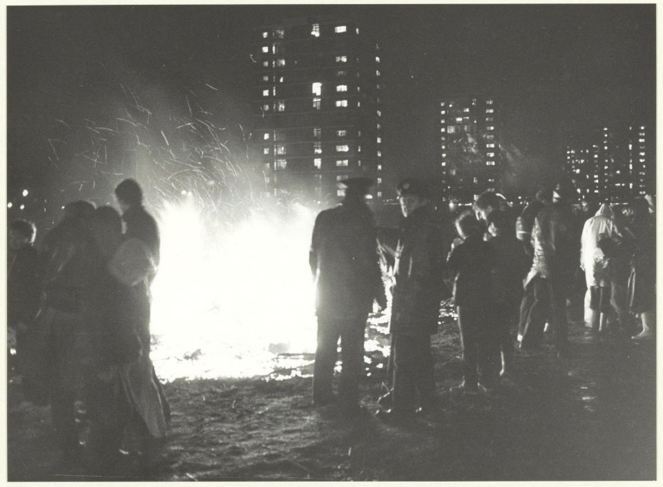 Kerstbomenverbranding bij avond aan de Prins Bernhardlaan, NL-HlmNHA 54020902