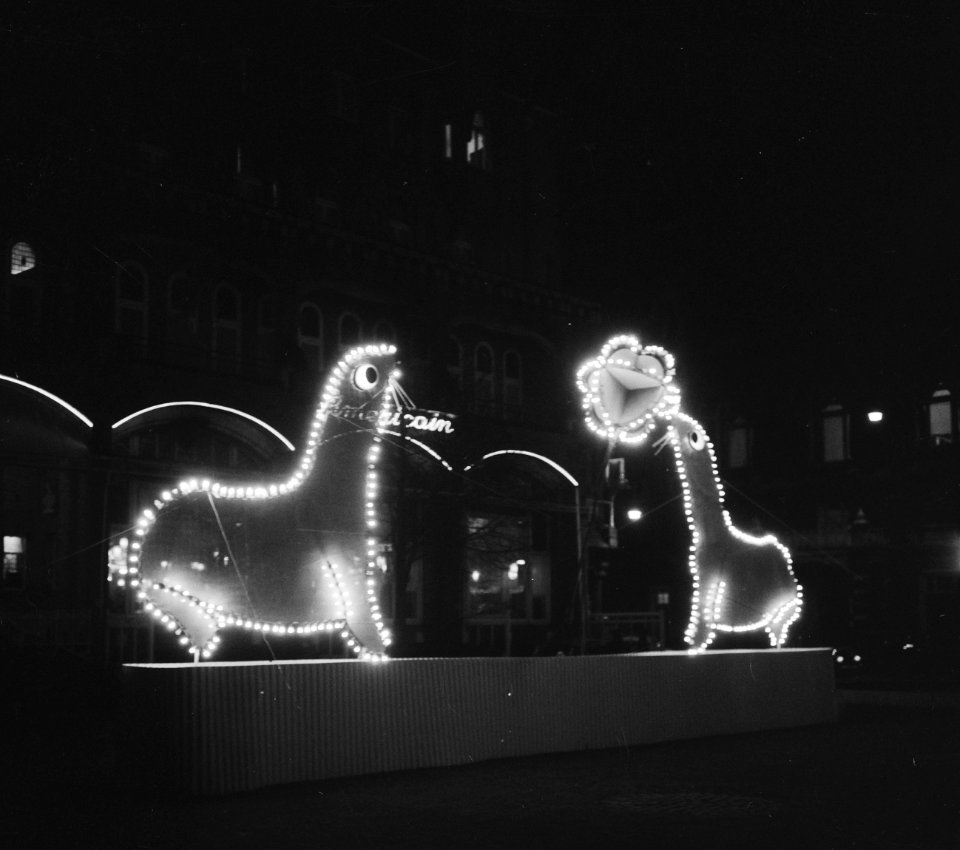 Kerstverlichting in Amsterdam op het Leidseplein zeehonden, Bestanddeelnr 918-5299