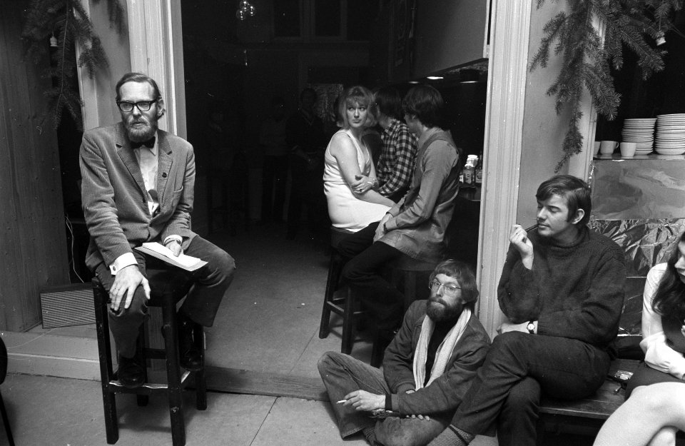 Kerstviering in Micro-theater Eerste Kamerlid O. Boetes houdt lezing, Bestanddeelnr 921-9689