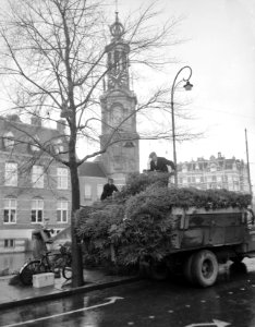 Kerstbomen afladen Singel met Meenttoren, Bestanddeelnr 906-8842