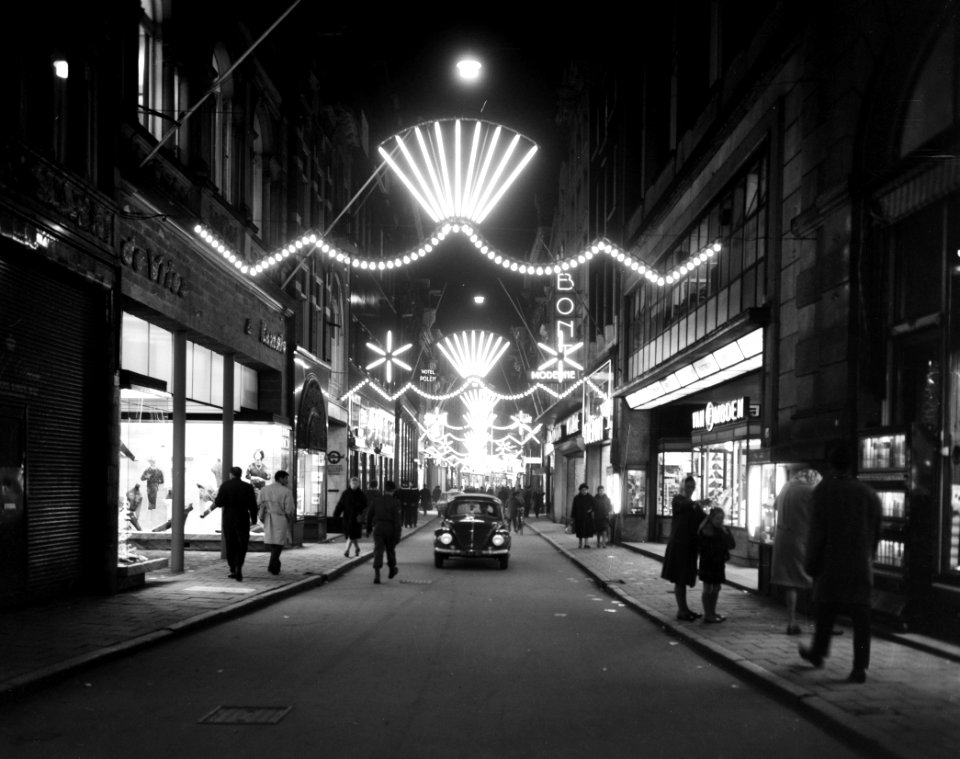 Kerstversiering te Amsterdam, Kalverstraat, Bestanddeelnr 914-6074
