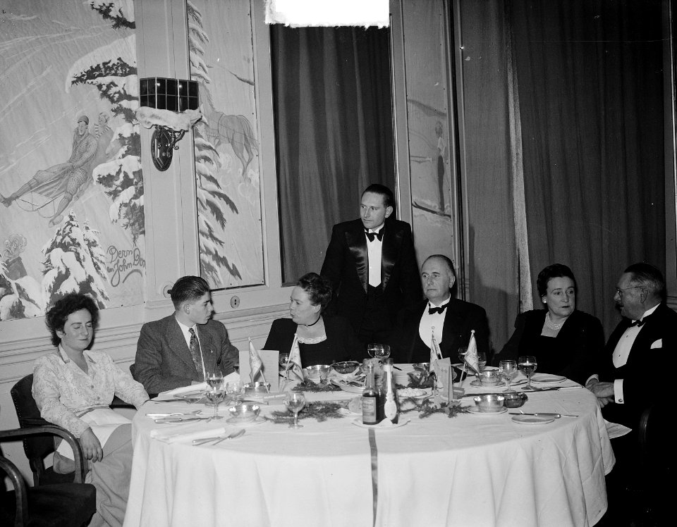 Kerstdiner mevrouw Rooselaar Amstel 194. Groepje diner Pays Bas te Utrecht, Bestanddeelnr 903-1602