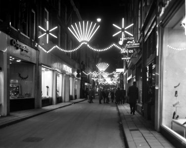 Kerstversiering te Amsterdam, Kalverstraat, Bestanddeelnr 914-6068