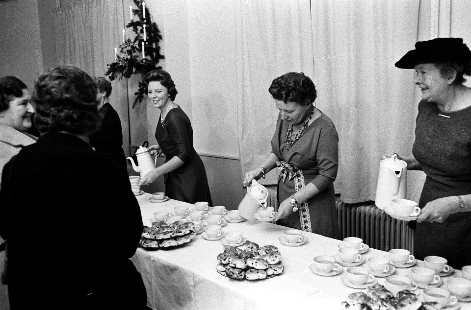 Kerstviering door Koninklijke familie met personeel, Koninklijke familie tijdens, Bestanddeelnr 911-8998
