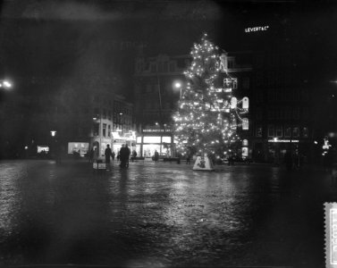Kerstboom verlicht op de Dam, Bestanddeelnr 911-8690