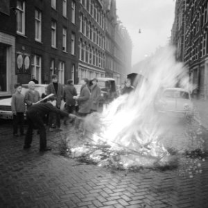 Kerstboomfikkers op straat, Bestanddeelnr 918-6294