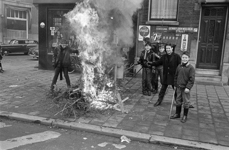 Kerstboombrandjes door de jeugd in Rotterdam, Bestanddeelnr 915-8982