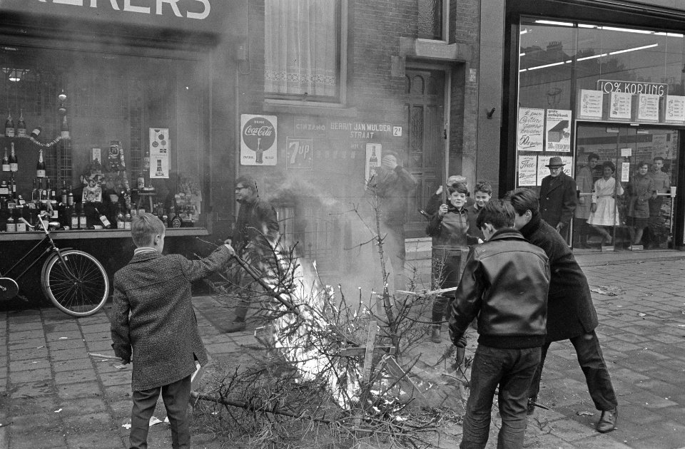 Kerstboombrandjes door de jeugd in Rotterdam, Bestanddeelnr 915-8983