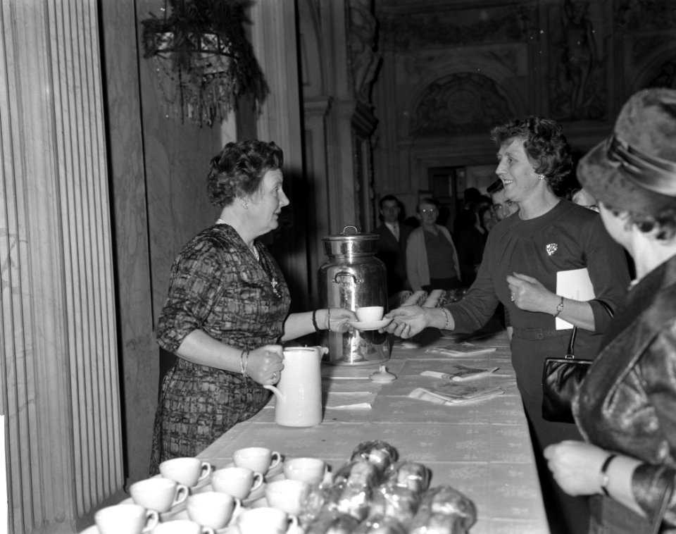 Kerstfeest van het koninklijk gezin met het personeel in Amsterdam Koningin Jul, Bestanddeelnr 913-3352
