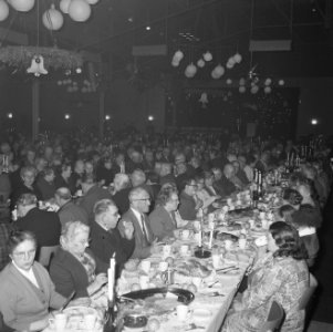 Kerstdiner in Tivoli voor bejaarden aangeboden door het Utrechts Leger des Heils, Bestanddeelnr 915-8692