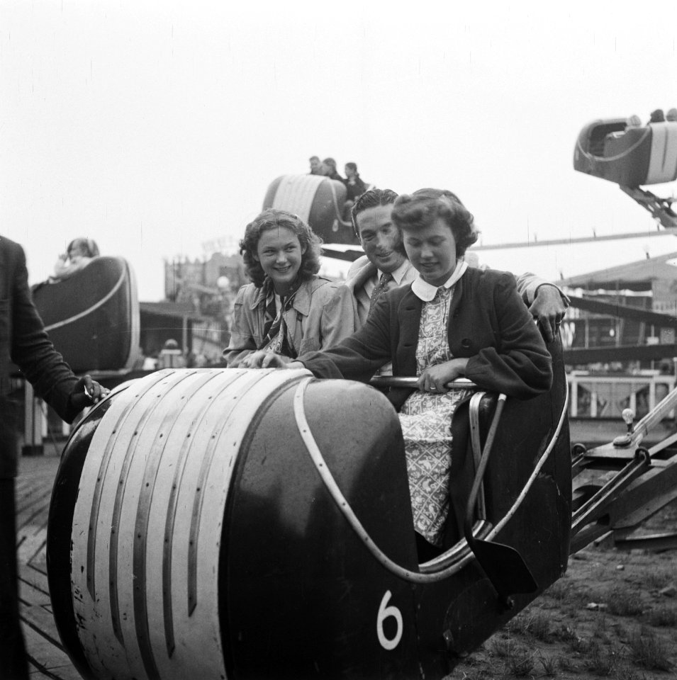 Kermis Twee jonge vrouwen en een jonge man in een kermisattractie, Bestanddeelnr 900-7643