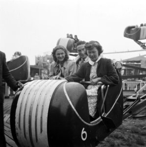 Kermis Twee jonge vrouwen en een jonge man in een kermisattractie, Bestanddeelnr 900-7643