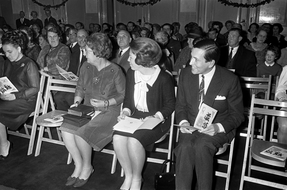 Kerstfeest Konkinklijk Huis te Den Haag . De prinsessen Beatrix, Margriet en Chr, Bestanddeelnr 920-9466
