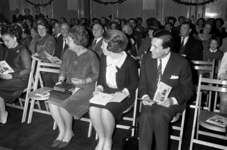 Kerstfeest Konkinklijk Huis te Den Haag . De prinsessen Beatrix, Margriet en Chr, Bestanddeelnr 920-9466