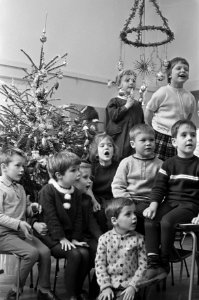 Kerstfeest vieren op school (kinderen zingen), Bestanddeelnr 919-9063