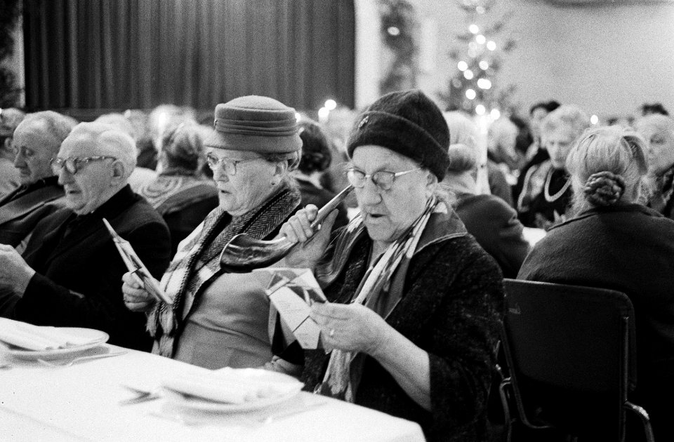 Kerstfeest voor bejaarden door het Leger des Heils in Bellevue, Bestanddeelnr 915-8804