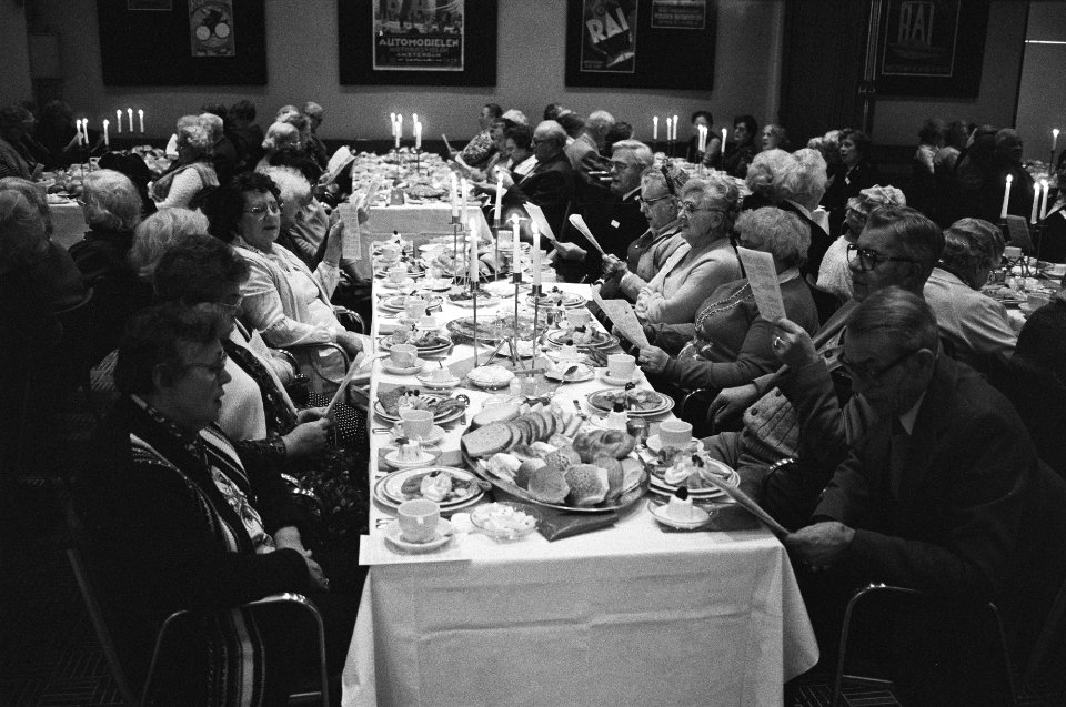 Kerstviering Leger des Heils in RAI Amsterdam voor bejaarden en eenzamen, Bestanddeelnr 931-8771