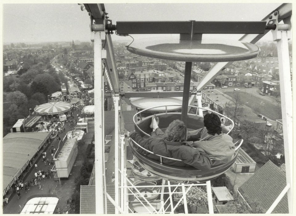 Kermis op de Zaanenlaan. Uitzicht vanuit het reuzenrad., NL-HlmNHA 54023744