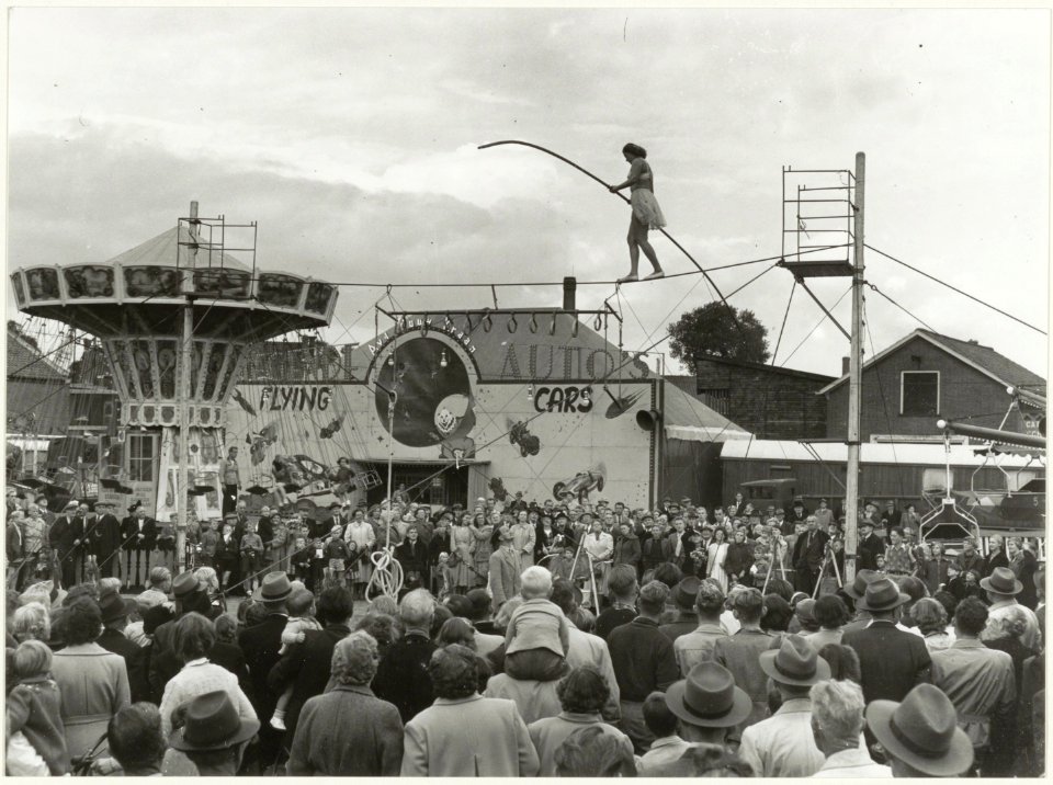 Kermis op het Phoenixterrein. NL-HlmNHA 54036959