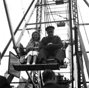Kermis Jonge vrouw en militair in een reuzenrad, Bestanddeelnr 900-7644