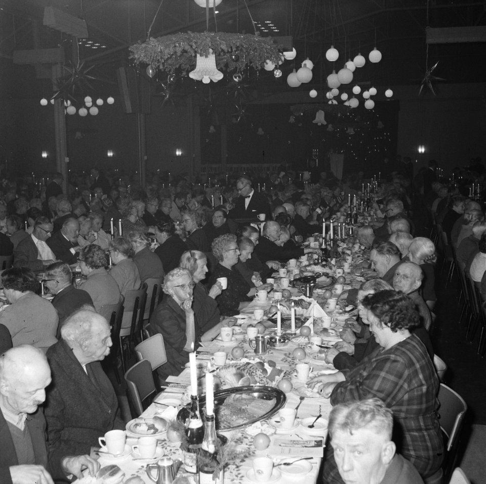 Kerstdiner in Tivoli voor bejaarden aangeboden door het Utrechts Leger des Heils, Bestanddeelnr 915-8691