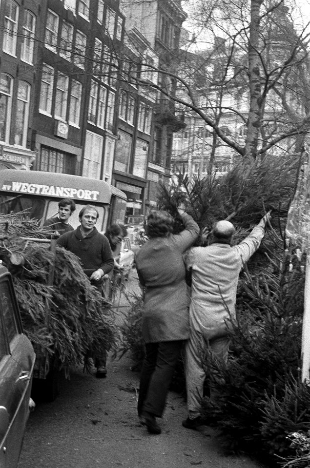 Kerstbomenverkoop op Singel Amsterdam, Bestanddeelnr 925-2114