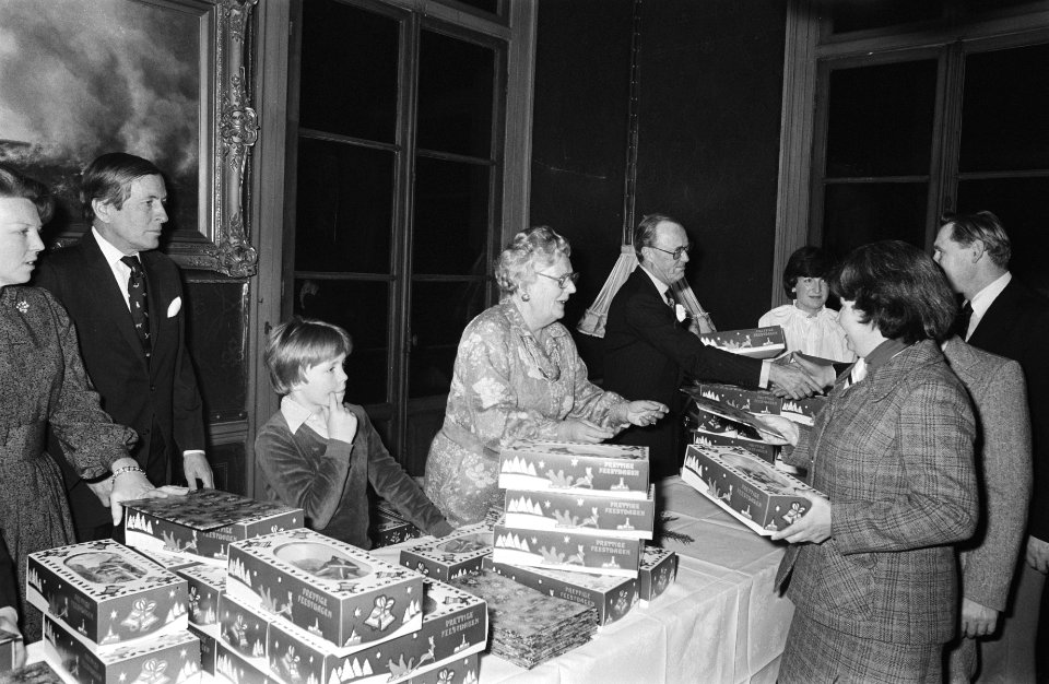 Kerstviering Koninklijke familie in Apeldoorn Koninklijk familie tijdens uitdel, Bestanddeelnr 930-0562