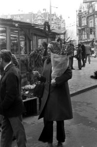 Kerstbomenverkoop op Singel Amsterdam, Bestanddeelnr 925-2115