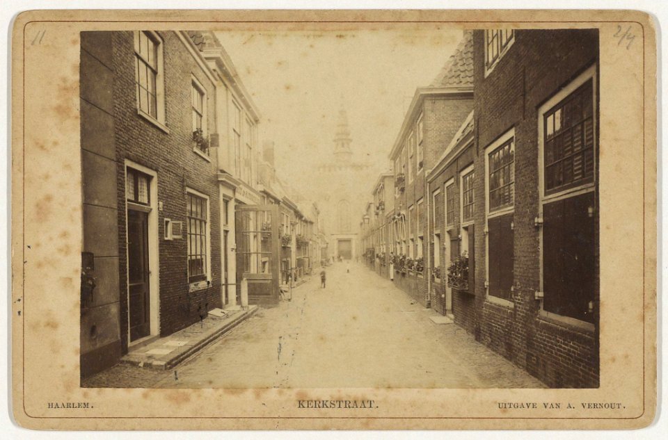 Kerkstraat, ziende naar het westen, en de Nieuwe Kerk, Inventarisnummer NL-HlmNHA 06390