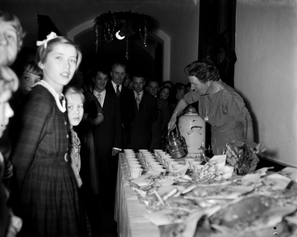 Kerstviering op paleis het Loo, koningin Juliana schenkt chocolademelk in, Bestanddeelnr 910-0546