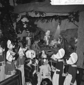 Kerstmis in Volendam, kinderen in de Vincentiuskerk kijken naar kerstkribbe, Bestanddeelnr 917-2636